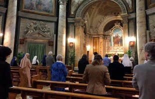 Fieles asisten a Misa en la parroquia vaticana de Santa Ana. Cru00e9dito: Mercedes De la Torre 