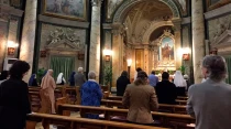 Fieles asisten a Misa en la parroquia vaticana de Santa Ana. Cru00e9dito: Mercedes De la Torre