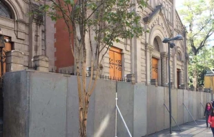 Iglesia en el centro de Ciudad de Mu00e9xico protegida por una valla exterior. Cru00e9dito: Cortesu00eda Desde la Fe. 