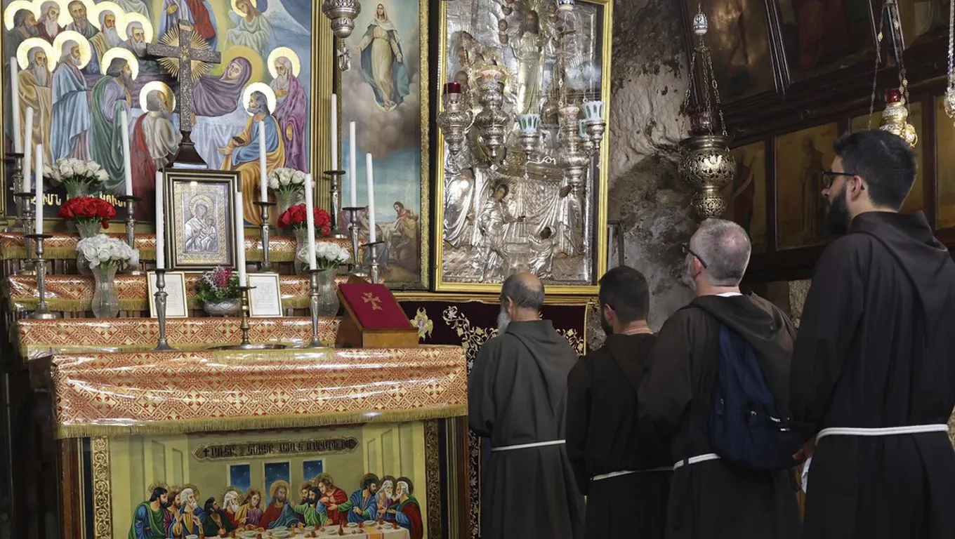 Franciscanos ingresando al lugar donde está la tumba de la Virgen. Crédito: Custodia de Tierra Santa