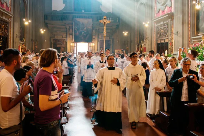 La Iglesia en cifras: Aumentan los católicos pero disminuyen los sacerdotes