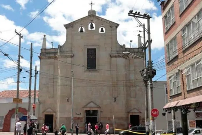 Motociclista se estrella contra iglesia en Colombia
