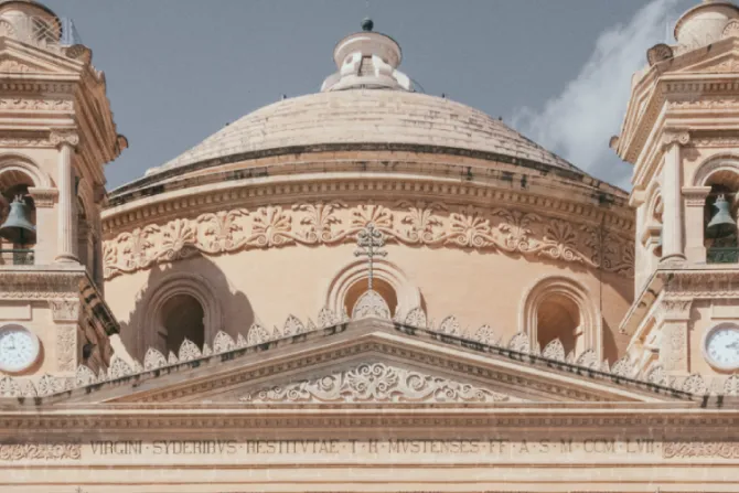 ¿Por qué las iglesias de Malta suelen tener 2 relojes con diferentes horarios?