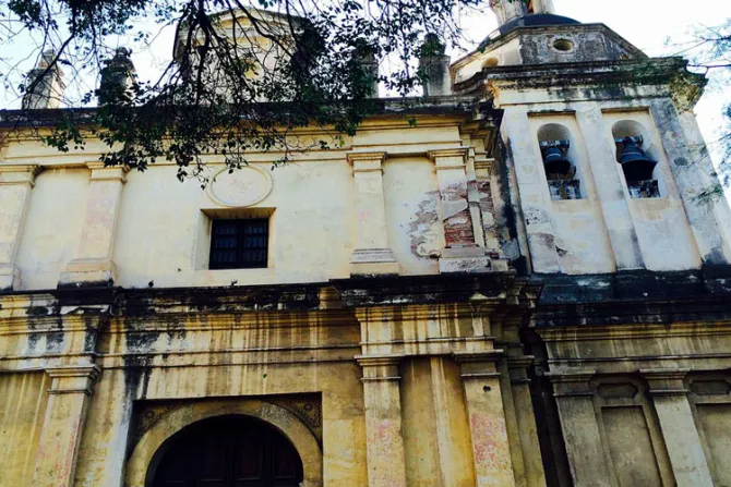 Atacan con bombas molotov histórica iglesia de San Roque en Argentina