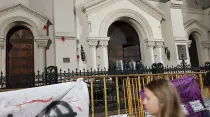 Bombas de pintura en la Iglesia del Cordón de Montevideo, el 8 de marzo de 2019 / Crédito: Iglesia Católica de Montevideo