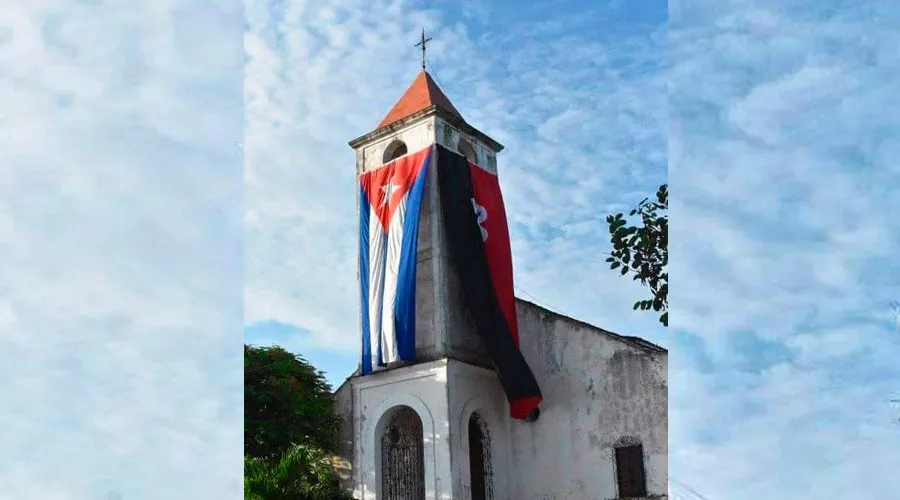 La bandera de Cuba y la del movimiento 26 de julio en una iglesia en Cuba. Crédito: Diócesis de Santa Clara
