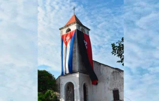 La bandera de Cuba y la del movimiento 26 de julio en una iglesia en Cuba. Cru00e9dito: Diu00f3cesis de Santa Clara 