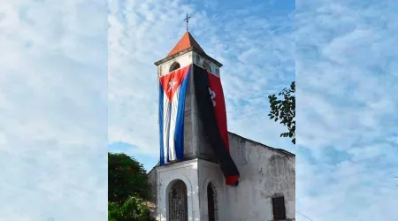 Cuba: Diócesis aclara aparición de bandera guerrillera en torre de iglesia