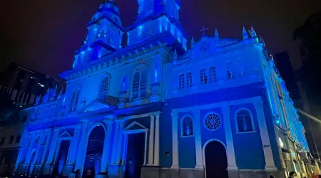 Edificios en Ecuador se iluminan de celeste para celebrar el Día del Niño por Nacer