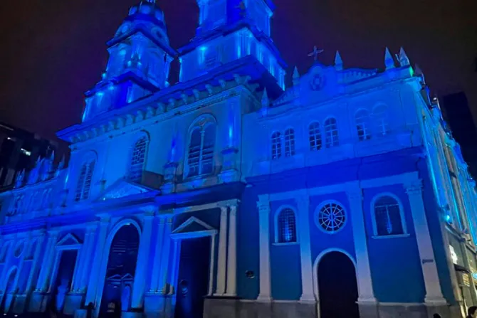 Edificios en Ecuador se iluminan de celeste para celebrar el Día del Niño por Nacer