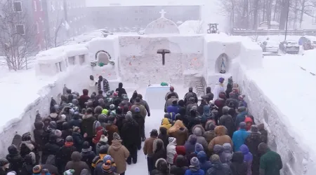 Estudiantes católicos construyen hermosa capilla de hielo en EEUU. ¿Cómo lo lograron?