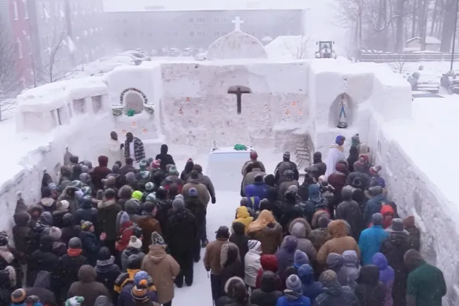 Estudiantes católicos construyen hermosa capilla de hielo en EEUU. ¿Cómo lo lograron?