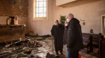 Obispo Auxiliar Ansgar Puff visita la dañada iglesia de la Exaltación de la Cruz (Alemania), el 15 de febrero de 2023. Crédito: Arquidiócesis de Colonia - Christopher Jelen