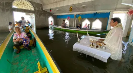 VIRAL: Fieles acuden en botes para vivir la Misa en iglesia inundada 