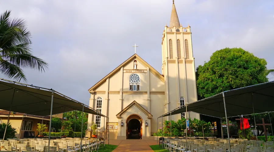 Iglesia católica María Lanakila en Lahaina, en la isla de Maui. Crédito: EQRoy / Shutterstock.com?w=200&h=150