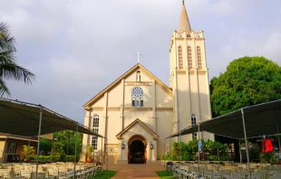 Iglesia catu00f3lica Maru00eda Lanakila en Lahaina, en la isla de Maui. Cru00e9dito: EQRoy / Shutterstock.com 