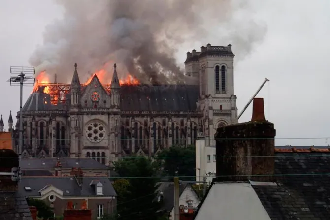 Importante catedral de Francia se incendia durante Misa