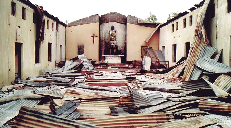 Iglesia quemada tras ataque terrorista en África. Crédito: ACN.