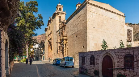 Policía en España arresta a hombre que intentó robar cáliz de iglesia y agredió a 3 fieles