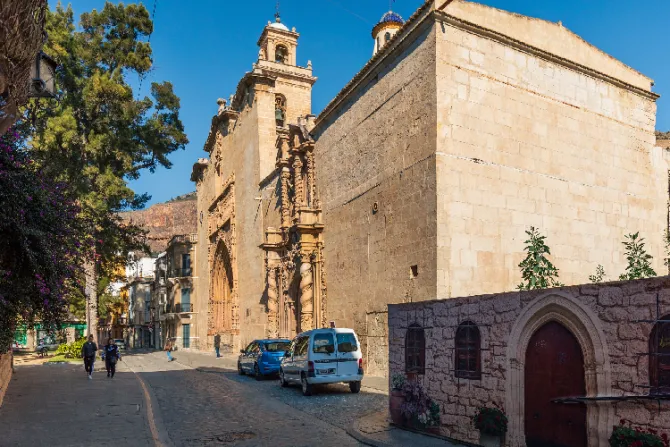 Policía en España arresta a hombre que intentó robar cáliz de iglesia y agredió a 3 fieles