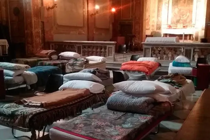 Vaticano dispone una iglesia como refugio nocturno para indigentes ante el frío en Roma