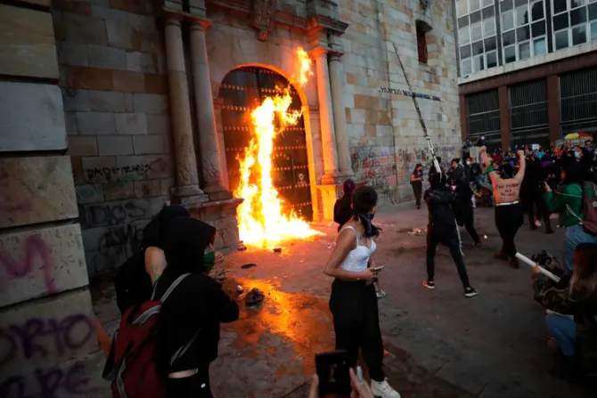 Feministas intentan incendiar iglesia por el Día de la Mujer en Colombia