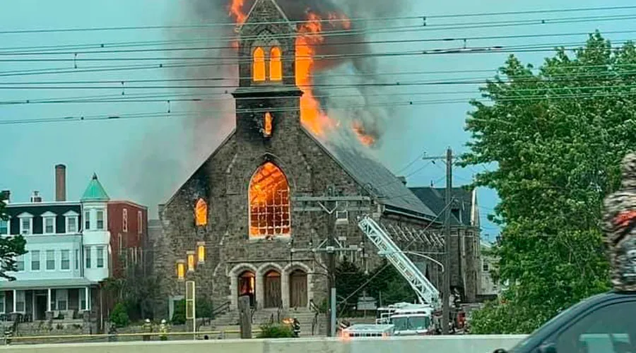 Iglesia St. Leo: Desconocido provoca incendio que destruye histórico templo