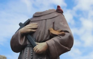 Estatua de un santo vandalizada en Estados Unidos. Cru00e9dito: Shutterstock 