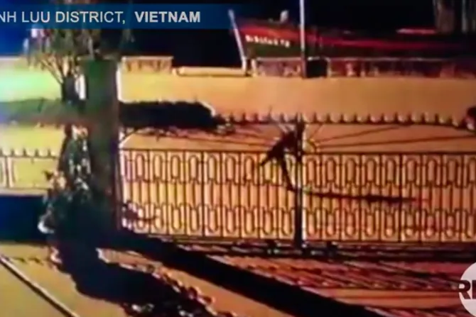 VIDEO: Desconocidos atacan con piedras iglesia católica en Vietnam