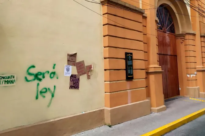 Arquidiócesis mexicana condena pintas abortistas en iglesias católicas