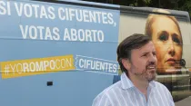 Ignacio Arsuaga y autobús de campaña #YoRompoConCifuentes. Foto: Flickr HazteOir.org (CC BY-SA 2.0)