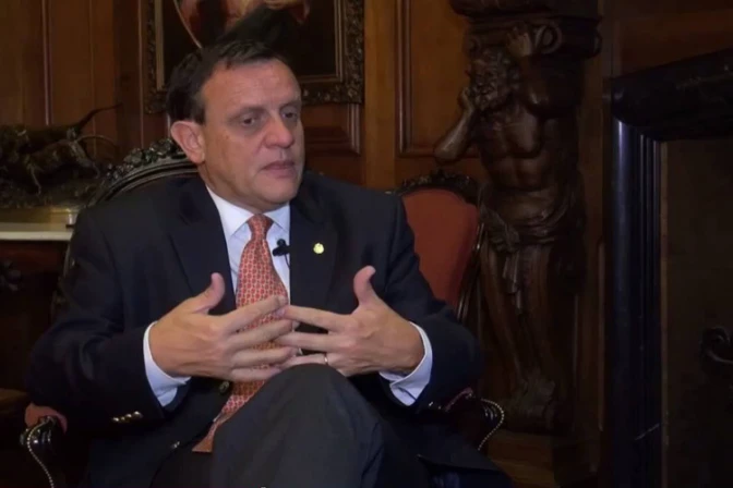 [VIDEO] El coraje de un rector católico que le hace frente al lobby del aborto