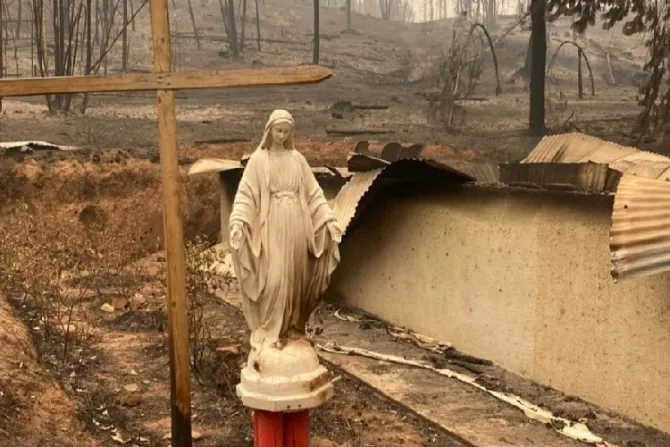 Imagen de la Virgen permanece intacta tras incendio de una iglesia en Chile