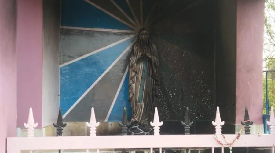 Desconocidos queman estatua de la Virgen María