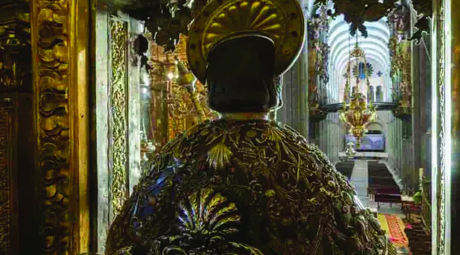 Imagen del apóstol Santiago que se abraza en la catedral. Crédito: Archidiócesis de Santiago de Compostela. ?w=200&h=150