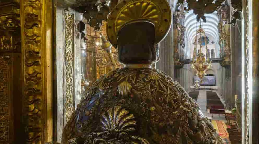 Imagen del apóstol Santiago que se abraza en la catedral. Crédito: Archidiócesis de Santiago de Compostela.