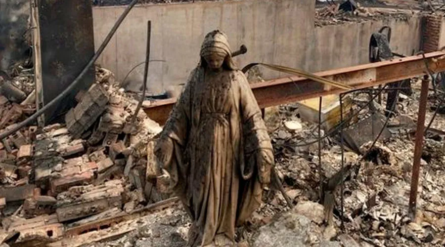 FOTO VIRAL: Estatua de la Virgen queda en pie entre escombros de vivienda incendiada 