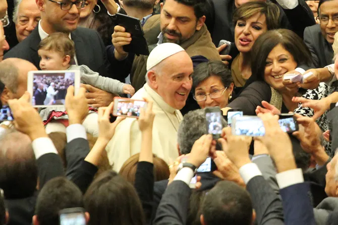 Familias, jóvenes y enfermos esperan con ansias visita del Papa en parroquia de Roma