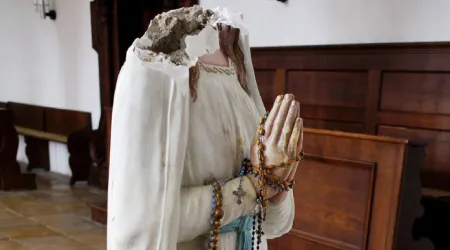 Artista ofrece restaurar estatua decapitada de la Virgen María