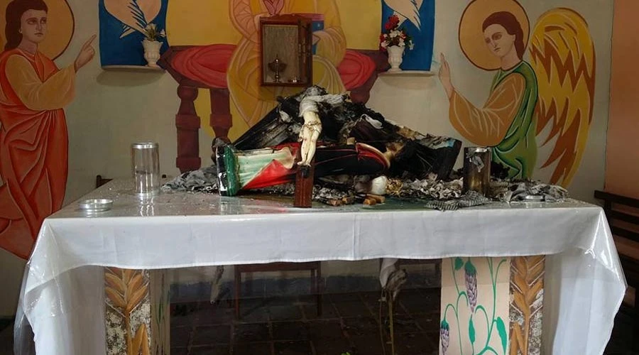 Imágenes quemadas sobre el altar de la Capilla dedicada a San Judas Tadeo / Foto: Facebook Arquidiócesis de Natal?w=200&h=150