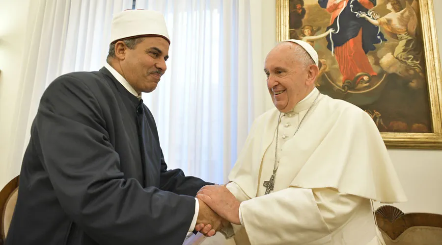 Un líder musulmán y el Papa Francisco en el encuentro de hoy en el Vaticano. Crédito: Vatican Media
