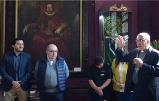 Mons. Chomali bendiciendo el Museo. Cru00e9dito: Iglesia de Concepciu00f3n 