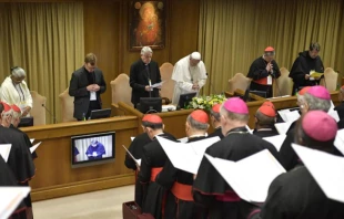 Inicio del encuentro del Papa con los obispos sobre la protecciu00f3n de menores. Foto: Vatican Media 