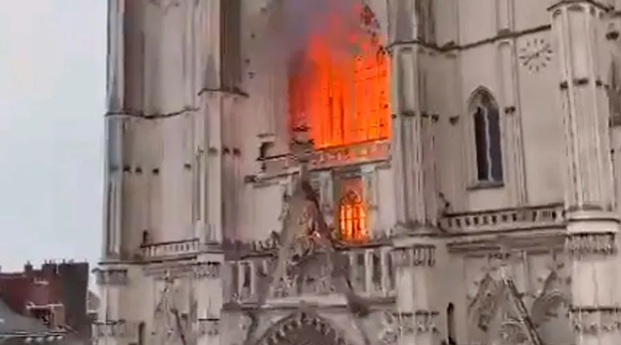 Incendio en la Catedral de Nantes. Foto: Captura video