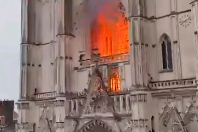 Un voraz incendio causa graves daños en la catedral de Nantes, Francia
