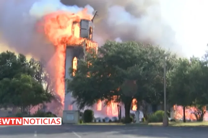 Incendio destruye histórica iglesia de más de 120 años