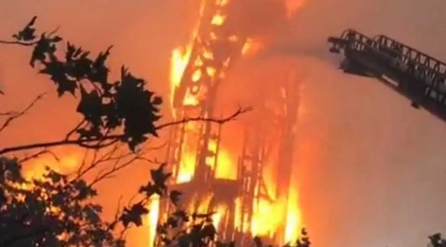 Incendio en torre de iglesia de La Asunción en Santiago de Chile, el 18 de octubre. Crédito: Twitter / Cuerpo de Bomberos de Santiago.