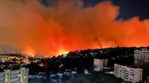 Todavía hay focos de incendio activos y se estima que los daños alcanzan a 500 viviendas. Crédito: Bomberos de Chile