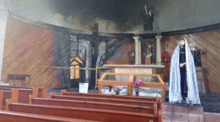 Prenden fuego a imagen de Cristo y zona del Sagrario en iglesia en México