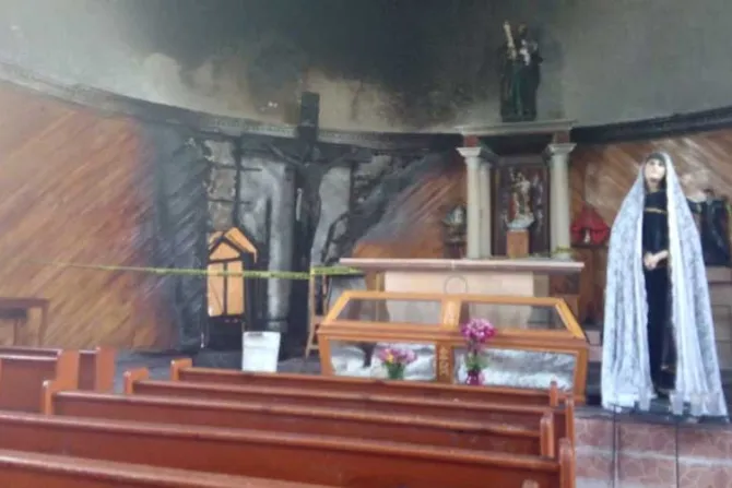 Prenden fuego a imagen de Cristo y zona del Sagrario en iglesia en México